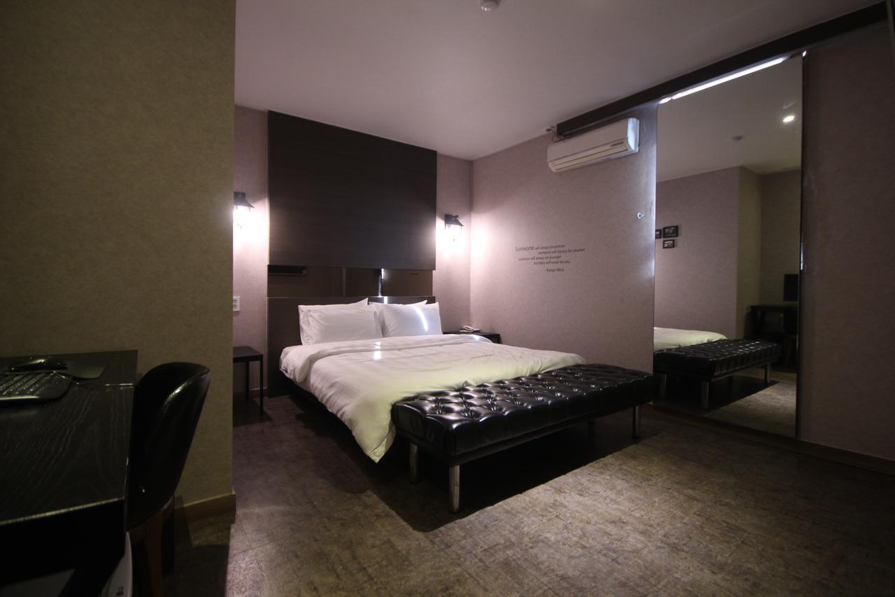 Paradise Hotel Gunsan Exteriör bild